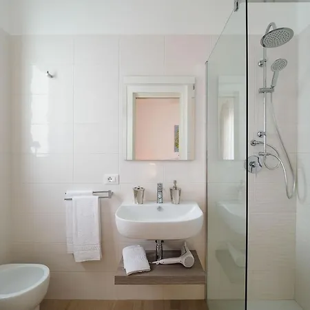 Composed By Spacious And Elegant See View Suites With Garden فيلة *