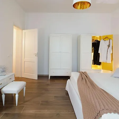 Composed By Spacious And Elegant See View Suites With Garden